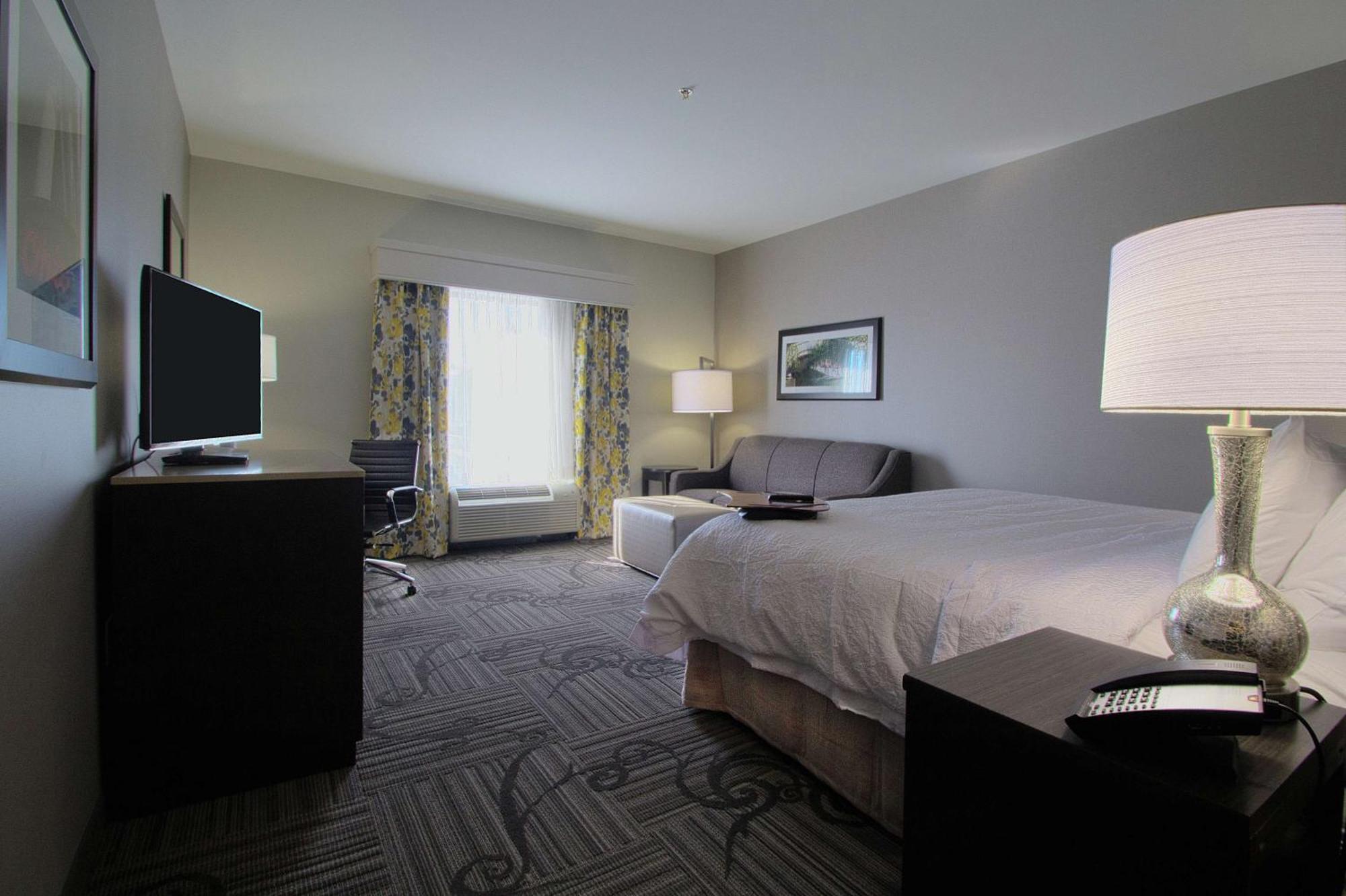 Hampton Inn & Suites Columbus/University Area Exterior photo